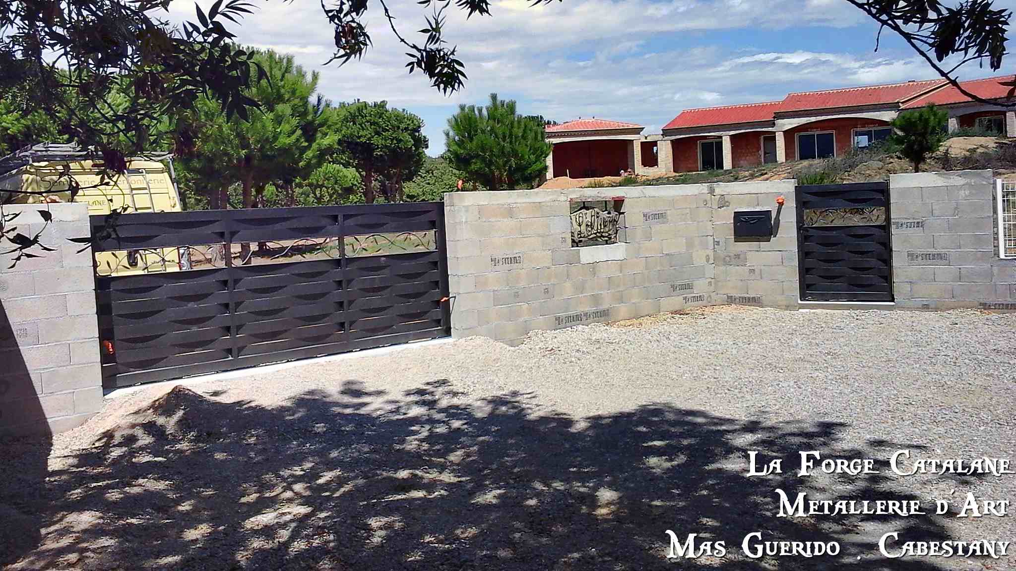 Portail coulissant portillon boite à lettres nom de maison decoupe laser vannerie frise vegetale fer La Forge Catalane Cabestany.jpg